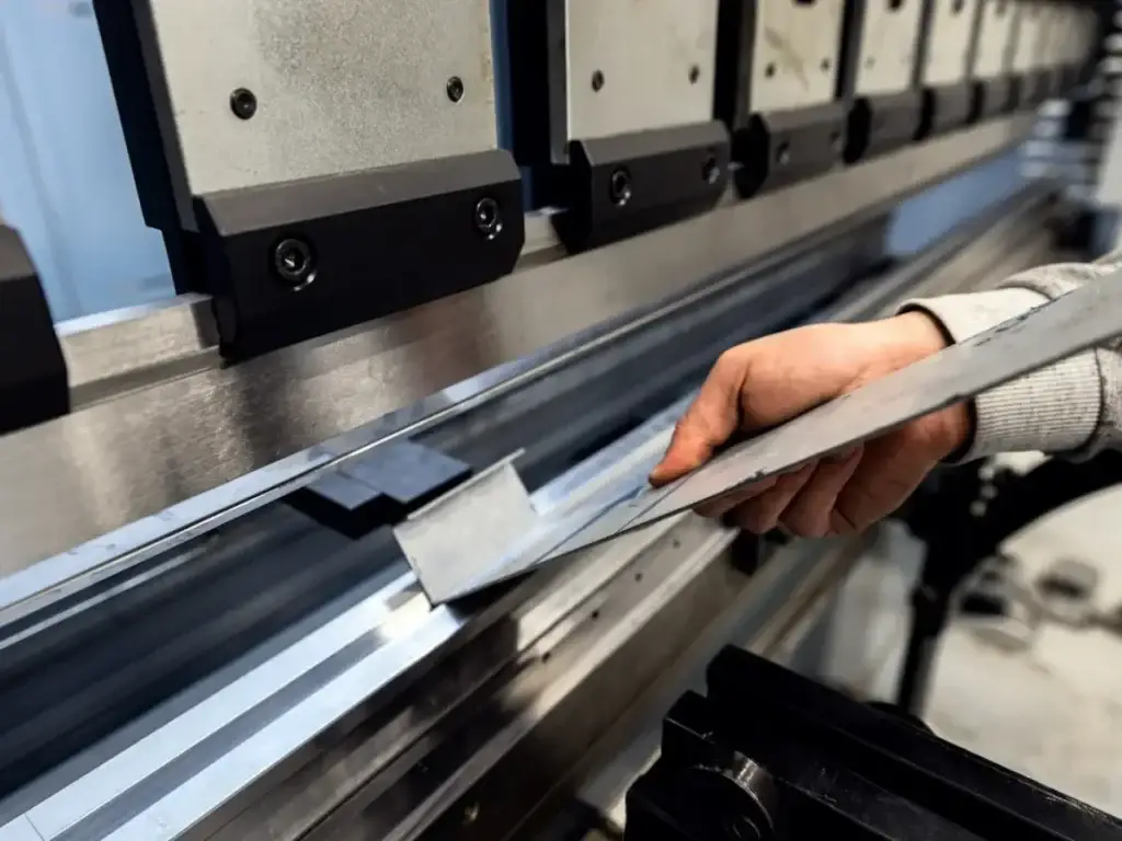 press-brake-forming-process-1200x900 - Fabronex